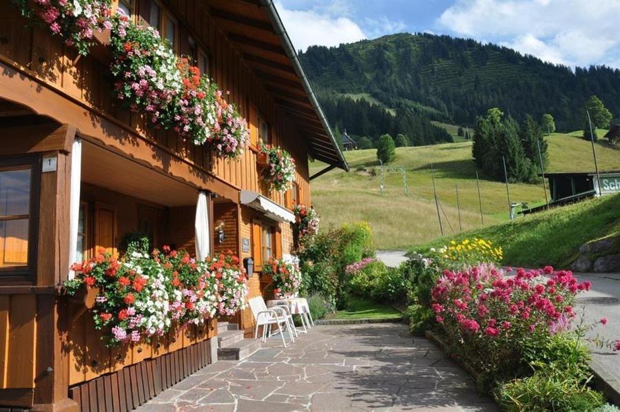 Das Bergfried - Urlaub Zentral Und Ruhig! Apartment Riezlern Luaran gambar
